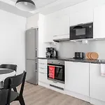 Daire Spacious 1br At Downtown With Balcony